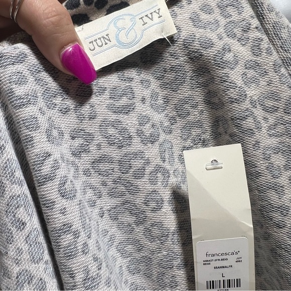 Francesca’s Collections Jun & Ivy Beige Black Cheetah Print Peplum Blouse - Picture 3 of 3